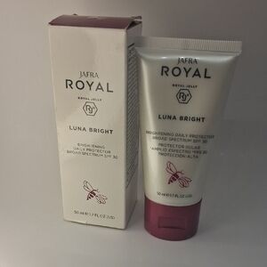 JAFRA ROYAL Luna Bright Brightening Daily Protector SPF 30 - White & Dusty Rose